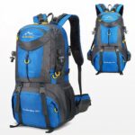 Gran mochila impermeable azul y gris con fondo blanco