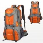 Mochila impermeable grande naranja y gris con fondo blanco