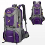 Mochila impermeable grande morada y gris con fondo blanco