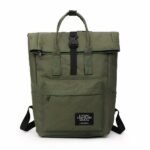 Mochila de ordenador Rolltop verde para mujer con fondo blanco