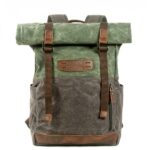 Mochila de senderismo en polipiel vintage verde con fondo blanco