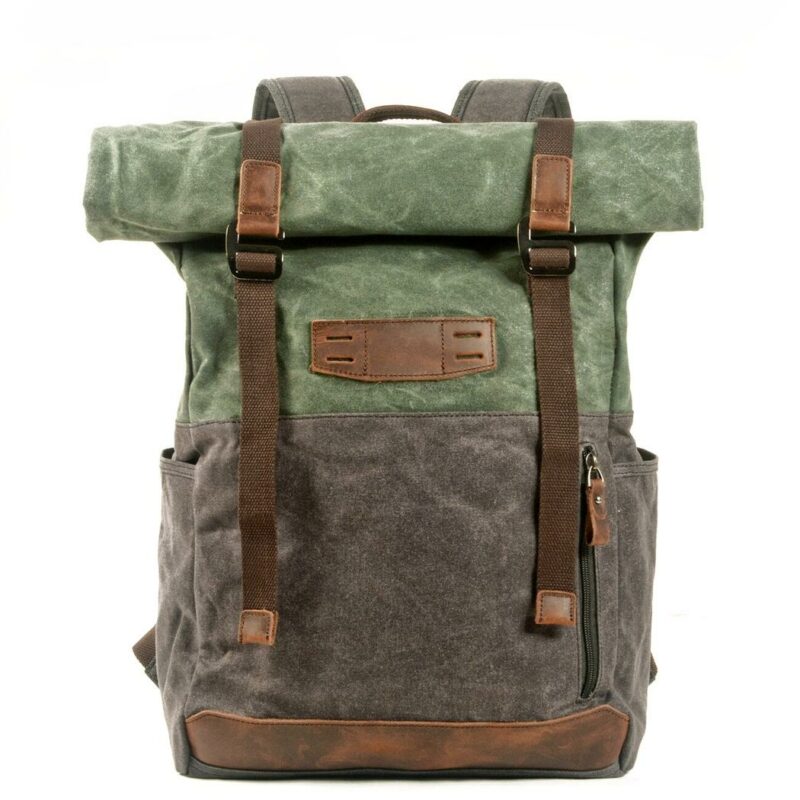 Mochila de senderismo en polipiel vintage verde con fondo blanco