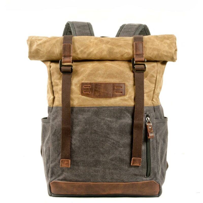 Mochila de senderismo de imitación de cuero marrón y gris con fondo blanco