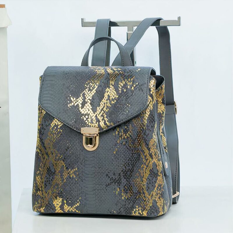 Mochila de cuero con estampado de pitón para mujer, de buena calidad y a la moda en una percha
