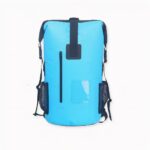 Descubra esta bolsa impermeable Rolltop especialmente diseñada para viajes en moto. El cierre Rolltop tiene la ventaja de poder moldear su bolsa a su gusto y contribuye a hacerla impermeable. El PCV es un material sólido que refuerza su bolsa para hacerla resistente.