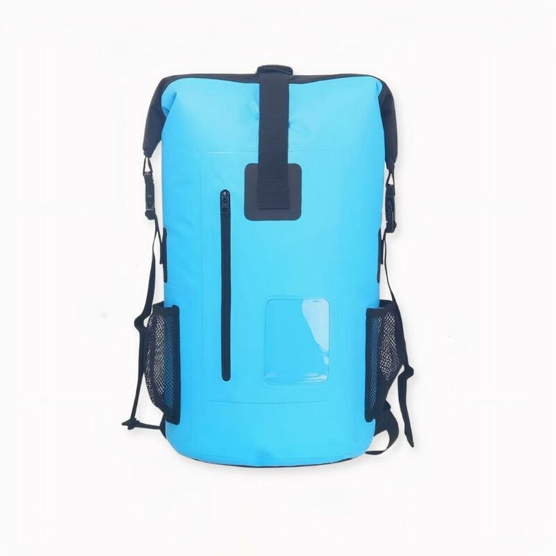 Descubra esta bolsa impermeable Rolltop especialmente diseñada para viajes en moto. El cierre Rolltop tiene la ventaja de poder moldear su bolsa a su gusto y contribuye a hacerla impermeable. El PCV es un material sólido que refuerza su bolsa para hacerla resistente.