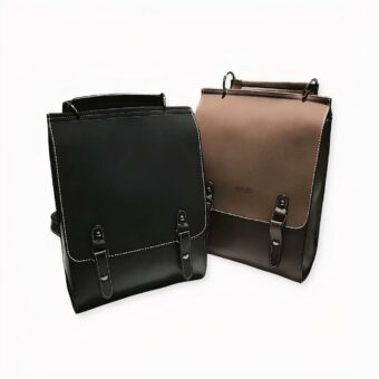 Déjese seducir por este conjunto de dos piezas compuesto por una bandolera y una mochila. Atractivos accesorios para llevar todos los días cuando salga de casa.  ¿Tiene una cita cerca? La bandolera será suficiente para llevar lo esencial. Mucho más espaciosa, la mochila de cuero es más adecuada para la escuela, el trabajo o incluso para viajar. Pero nada le impide llevar las dos al mismo tiempo.