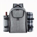 Descubra nuestra gran mochila isotérmica gris de picnic para acampadas, picnics y senderismo. ¡Se transforma según sus necesidades durante sus actividades deportivas o no deportivas! Una botellita de vino a la izquierda, una sábana doblada a la derecha y una gran ensalada, ¡además de un ordenador y un juego de mesa en el centro! ¡Tiene todo lo que necesita para pasar un gran día fuera de casa, con su familia o sus amigos! ¡Aprovéchelo al máximo!