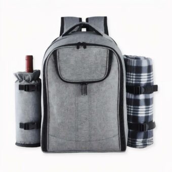 Descubra nuestra gran mochila isotérmica gris de picnic para acampadas, picnics y senderismo. ¡Se transforma según sus necesidades durante sus actividades deportivas o no deportivas! Una botellita de vino a la izquierda, una sábana doblada a la derecha y una gran ensalada, ¡además de un ordenador y un juego de mesa en el centro! ¡Tiene todo lo que necesita para pasar un gran día fuera de casa, con su familia o sus amigos! ¡Aprovéchelo al máximo!