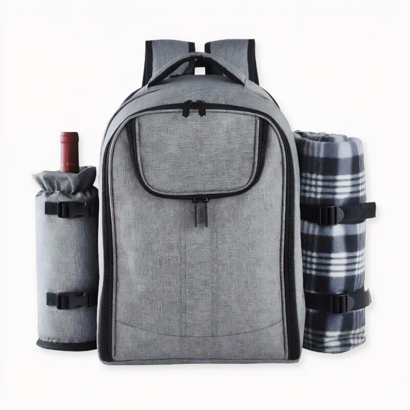 Descubra nuestra gran mochila isotérmica gris de picnic para acampadas, picnics y senderismo. ¡Se transforma según sus necesidades durante sus actividades deportivas o no deportivas! Una botellita de vino a la izquierda, una sábana doblada a la derecha y una gran ensalada, ¡además de un ordenador y un juego de mesa en el centro! ¡Tiene todo lo que necesita para pasar un gran día fuera de casa, con su familia o sus amigos! ¡Aprovéchelo al máximo!