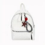 Descubra esta mini mochila de piel ultra mona, ¡ideal para pasear con las amigas, ir de compras o charlar tomando un café! Está disponible en blanco o negro para que combine con su look del día. Cuidado, ¡sus amigas querrán tener la misma que la suya!