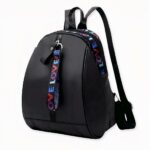 El estilo coreano está de moda entre los jóvenes. ¿Le gustaría a usted o a su hija adoptarlo también? Elija esta mini mochila negra con letras LOVE de colores. Es difícil desprenderse de esta mochila ligera y compacta una vez que la ha usado, sobre todo porque es multifuncional y cómoda.