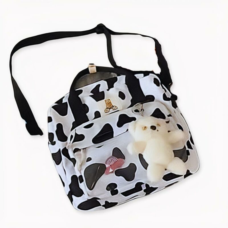 Esta mochila de ante para mujer le conquistará tanto por su atractivo estético como por su practicidad. Es perfecta para llevarla y guardarla a diario. Pero su gran capacidad también la hace práctica para viajar. Esta mochila con estampado de vaca y bolsillo delantero transparente aportará originalidad a su look.