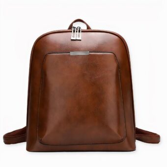 ¡Enamórese de esta pequeña mochila en polipiel lisa! Es tan sencilla que será su principal aliada a la hora de añadir un toque de tendencia a sus conjuntos, y combinará fácilmente con todo su vestuario. Sus dos asas integradas le permitirán llevarla en la mano o colgada del hombro.