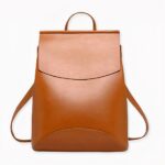 ¡Enamórese de esta pequeña mochila de cuero liso! Muy sencilla, será su principal aliada para aportar un toque trendy a sus conjuntos y combinará fácilmente con todo su vestuario, ¡sea cual sea el color que elija! Con sus numerosos bolsillos, ¡podrá llevar todos sus imprescindibles con facilidad!