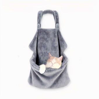 Déjese seducir por este bolso bandolera para gatos en invierno. Una suave bolsa de algodón que proporcionará el máximo confort a su mascota. Estará bien calentito dentro de este cálido bolso, ideal para el invierno. Mantenga cómoda a su mascota con este bolso transportín.