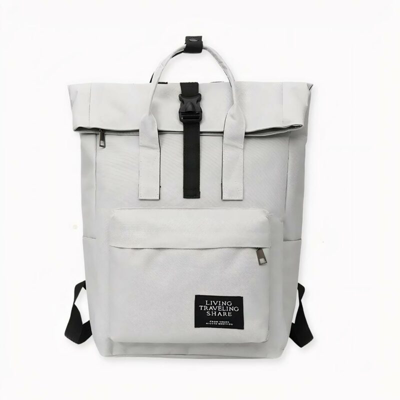 Acaba de hacerse con la bolsa que le servirá en todo momento. Salga por la mañana con su termo de café en el bolsillo lateral, y luego desempaquete su ordenador en la mesa de su espacio de coworking. ¿Se queda sin batería? Cargue su teléfono en la bolsa utilizando el espacio previsto para el cable de carga. A continuación, cierre la bolsa de forma segura gracias a su doble cremallera y al sistema de cierre enrollable.