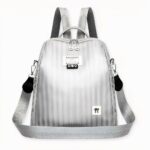Descubra esta bonita mochila escolar. ¡Tiene más de un as en la manga! En ella caben un ordenador, libros y todo lo que necesita para estudiar y trabajar con los ojos cerrados. Y gracias a su material impermeable, no tendrá que preocuparse de que se le moje el ordenador cuando salga. Incluso puede meter su almuerzo sin preocuparse de que ocupe espacio en su bolso. ¡Es un auténtico placer contar con este accesorio!