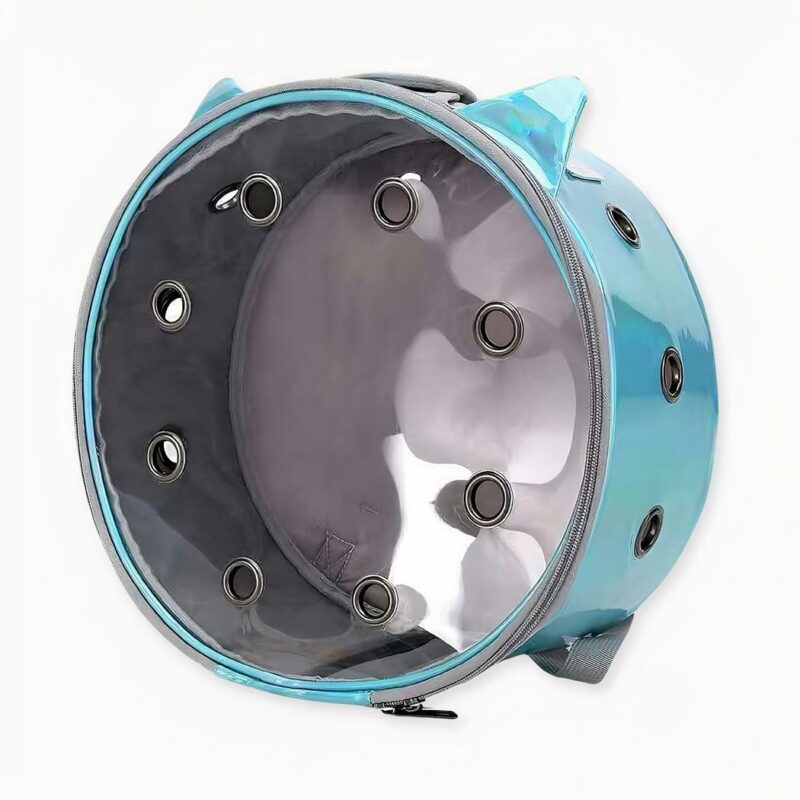 Esta mochila circular transparente para mascotas no sólo le conquistará por su original forma circular. Es transparente, así que es la forma perfecta de que su mascota disfrute de un paseo. En esta mochila para animales, su perro o gato podrá admirar el paisaje. También podrán respirar perfectamente gracias a los numerosos orificios de la parte delantera.