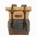 Láncese a la aventura con su mochila vintage de polipiel a cuestas. El cierre enrollable mantiene sus pertenencias en su sitio y es resistente al agua. Esta bolsa impermeable es ideal para excursiones por el bosque o viajes de fin de semana. Los numerosos bolsillos facilitan la organización de sus objetos de valor, como el teléfono y la cartera.