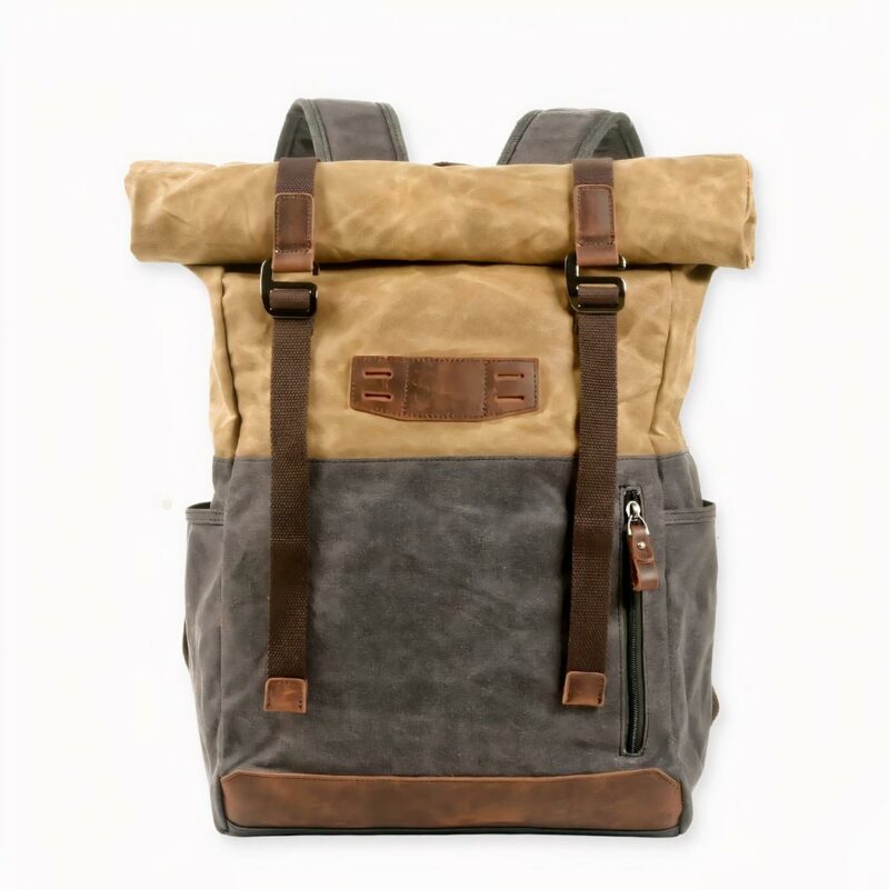 Láncese a la aventura con su mochila vintage de polipiel a cuestas. El cierre enrollable mantiene sus pertenencias en su sitio y es resistente al agua. Esta bolsa impermeable es ideal para excursiones por el bosque o viajes de fin de semana. Los numerosos bolsillos facilitan la organización de sus objetos de valor, como el teléfono y la cartera.