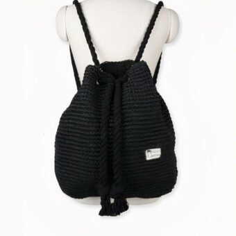 Esta mochila veraniega de paja con cordón de punto es un accesorio de moda imprescindible para sus días soleados.