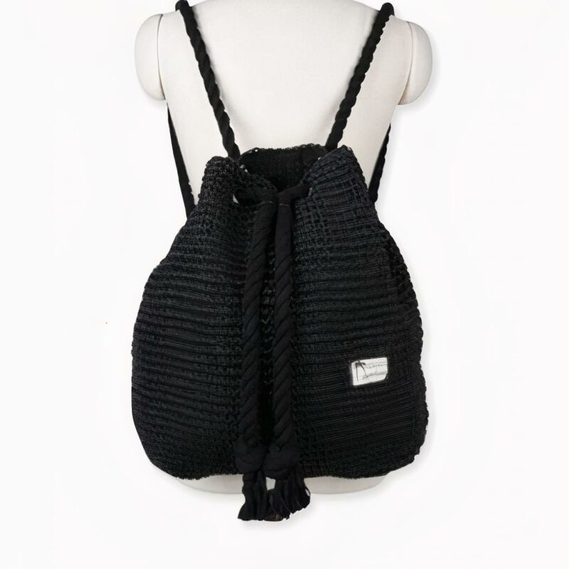 Esta mochila veraniega de paja con cordón de punto es un accesorio de moda imprescindible para sus días soleados.