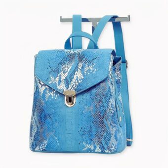 Nuestra mochila de cuero para mujer es un accesorio esencial para completar su look.