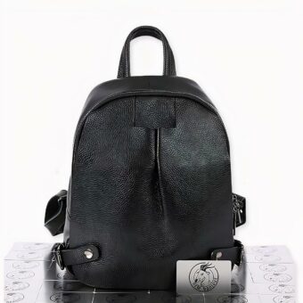 Esta lujosa mochila de cuero negro es imprescindible para cualquier fashionista.