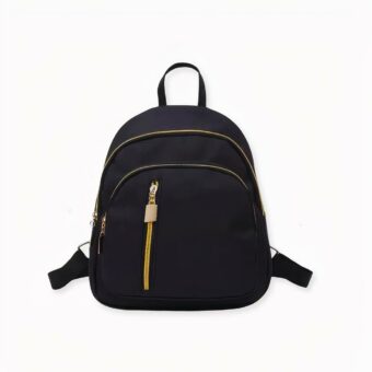 ¿Le gusta sentirse cómoda cuando está fuera de casa? Entonces le encantará esta mochila negra informal. Sobria, sencilla, compacta y ligera, le resultará cómoda de llevar. Además, podrá combinarla con cualquier estilo de ropa. Casual, chic o retro, esta mochila para mujer siempre le quedará bien.