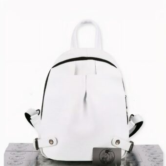 Esta lujosa mochila de cuero blanco es la compañera perfecta para sus viajes.