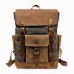 ¿Busca una mochila elegante y práctica que le permita realizar sus desplazamientos diarios con total tranquilidad? ¡Eche un vistazo a nuestra mochila vintage de lona encerada! Fabricada con lona impermeable de alta calidad, esta mochila es lo suficientemente grande como para llevar un portátil de 15 pulgadas y todos sus demás objetos esenciales, y a la vez cómoda de llevar.