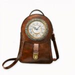 Viaje en el tiempo con esta mochila vintage de imitación de cuero ¡con un reloj! Disponible en rojo, negro y marrón, elija la que más le guste. Su forma original, sus detalles dorados y su reloj antiguo de aspecto real la convierten en una bolsa única ¡llena de encanto!