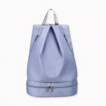 ¿Le gusta nadar? ¡Aquí tiene una mochila que le vendrá muy bien para su próxima sesión! Esta mochila de natación para mujer está hecha de nailon. Es bonita y ligera, pero también impermeable. Es la mochila para mujer que necesita para la piscina o la playa.