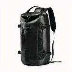 Esta mochila multifuncional de cuero negro es el accesorio ideal para sus viajes.