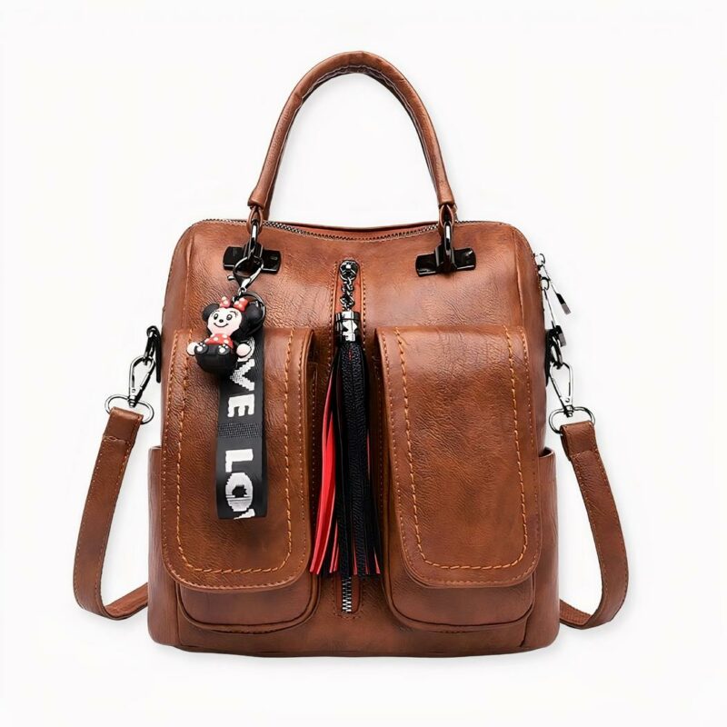 Enamórese de esta pequeña mochila en suave imitación de cuero vintage Disponible en cuatro colores, será ideal para sus paseos por la ciudad este verano. Con sus numerosos bolsillos, podrá llevar todo su equipo con facilidad, manteniendo las manos libres y la mente ligera. ¡Todo lo que tiene que hacer es disfrutar!