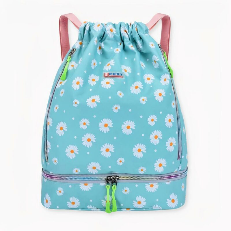 Descubra nuestra mochila deportiva con estampado de margaritas. Adorable y práctica, es impermeable y puede abrirse por la parte inferior para mayor comodidad. Con sus numerosos bolsillos, podrá encontrar su equipo en un santiamén y cambiarse rápidamente. Es un auténtico ahorro de tiempo que le permitirá disponer de más tiempo libre... Está disponible en 7 colores, así que sólo tiene que elegir su favorito.