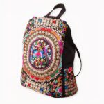 He aquí una mochila para mujer que seducirá a todas aquellas a las que les gusta adoptar un look original. Déjese seducir por esta mochila de lona de estilo étnico. Colorida y bordada a mano, este accesorio de calidad le hará única y bella. Es perfecta para un atuendo boho, elegante o vintage.