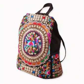 He aquí una mochila para mujer que seducirá a todas aquellas a las que les gusta adoptar un look original. Déjese seducir por esta mochila de lona de estilo étnico. Colorida y bordada a mano, este accesorio de calidad le hará única y bella. Es perfecta para un atuendo boho, elegante o vintage.