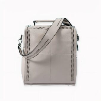 Salga de casa con estilo y elegancia con esta mochila de piel de vaca a la espalda. Su inusual diseño le dará un aspecto chic y original. Esta espaciosa mochila para mujer facilita el transporte de todos sus accesorios y efectos personales. Todo cabe en su compartimento interior.