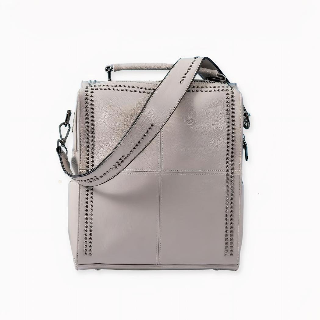 Salga de casa con estilo y elegancia con esta mochila de piel de vaca a la espalda. Su inusual diseño le dará un aspecto chic y original. Esta espaciosa mochila para mujer facilita el transporte de todos sus accesorios y efectos personales. Todo cabe en su compartimento interior.