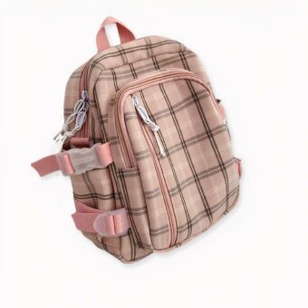 Mochila femenina a cuadros de estilo preppy sobre fondo gris claro.