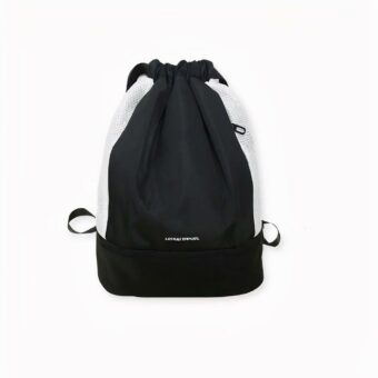 Eche un vistazo a esta mochila impermeable totalmente genial en negro y rosa para una salida deportiva en pareja. ¡Es imprescindible combinar su mochila con la de su pareja! ¡Será la envidia de todos! Es totalmente impermeable y tiene un compartimento para guardar el calzado. ¡No querrá estar sin ella!