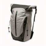 ¿Le gusta nadar o hacer senderismo por el río? Entonces esta mochila impermeable y de gran capacidad es justo lo que necesita para su próxima salida. Es resistente, ligera y tiene correas ajustables y acolchadas para facilitar su transporte. Pero además, esta mochila de PVC es impermeable. Mantendrá sus efectos personales y provisiones a salvo del agua.