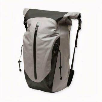 ¿Le gusta nadar o hacer senderismo por el río? Entonces esta mochila impermeable y de gran capacidad es justo lo que necesita para su próxima salida. Es resistente, ligera y tiene correas ajustables y acolchadas para facilitar su transporte. Pero además, esta mochila de PVC es impermeable. Mantendrá sus efectos personales y provisiones a salvo del agua.