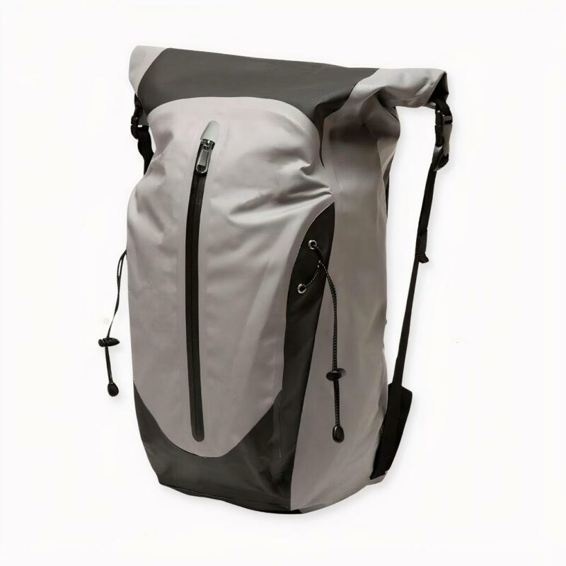 ¿Le gusta nadar o hacer senderismo por el río? Entonces esta mochila impermeable y de gran capacidad es justo lo que necesita para su próxima salida. Es resistente, ligera y tiene correas ajustables y acolchadas para facilitar su transporte. Pero además, esta mochila de PVC es impermeable. Mantendrá sus efectos personales y provisiones a salvo del agua.