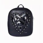 Esta mochila gótica de cuero PU es imprescindible para cualquier mujer que ame el estilo rockero y rebelde. Fabricada en piel de alta calidad, esta mochila es duradera y resistente.