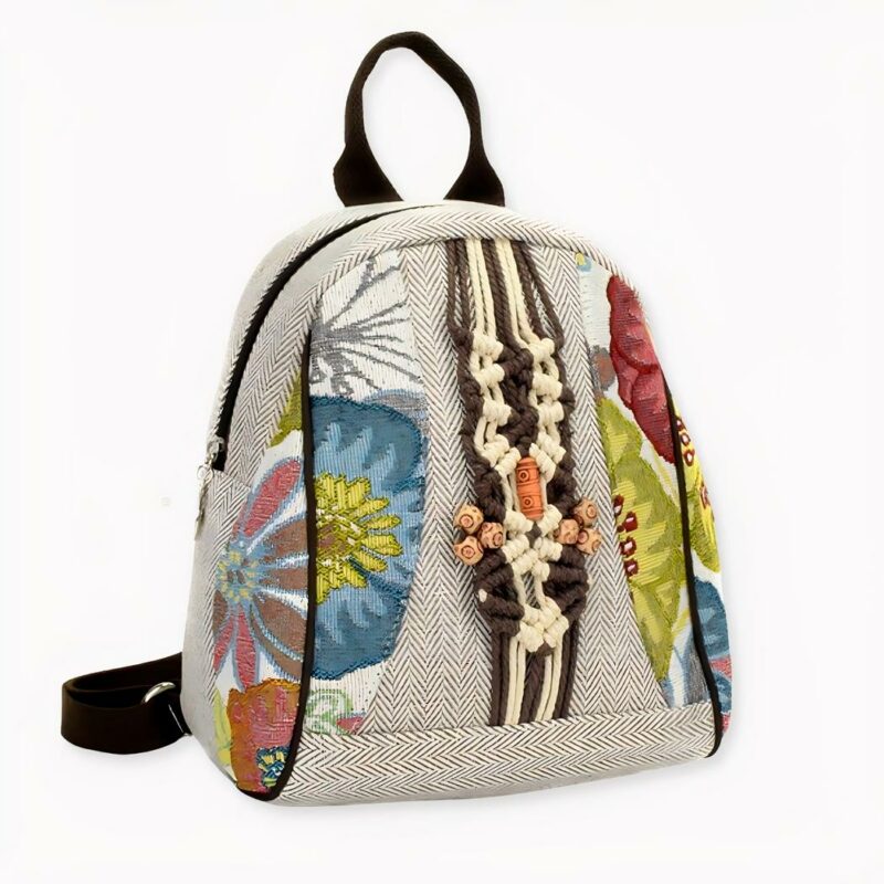 mochila retro para mujer con motivos étnicos sobre fondo gris claro.