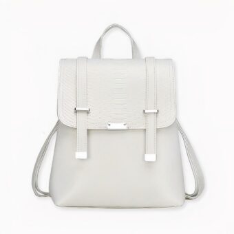 Mochila vintage en blanco con fondo gris claro.