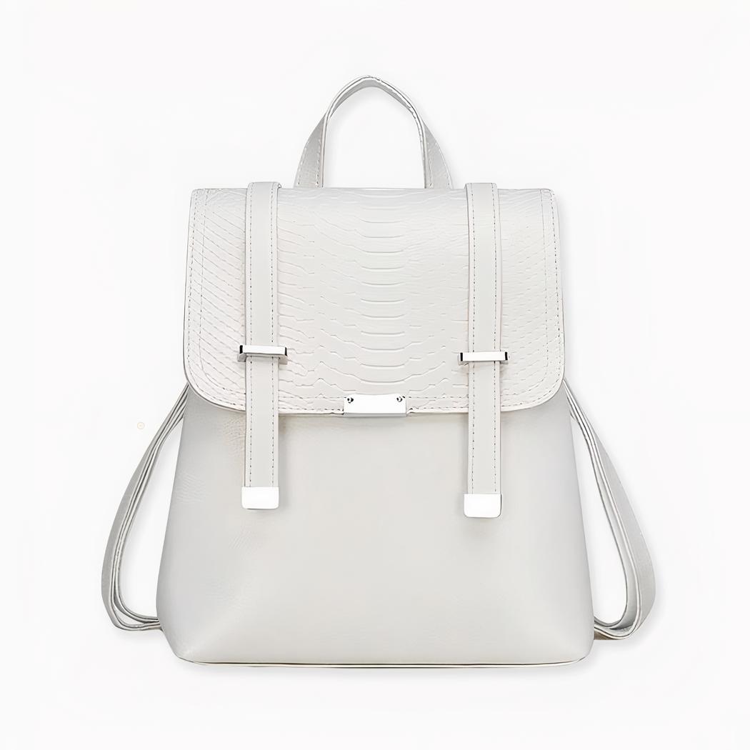 Mochila vintage en blanco con fondo gris claro.